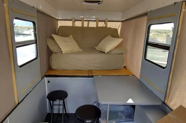 Вътре има двойно легло (1,5х2 м), което се сгъва и се превръща в диван, пред който има кухня със сгъваема маса, печка и рафтове. Парното и климатикът са на батерии. Собственикът е променил и окачването на автомобила.